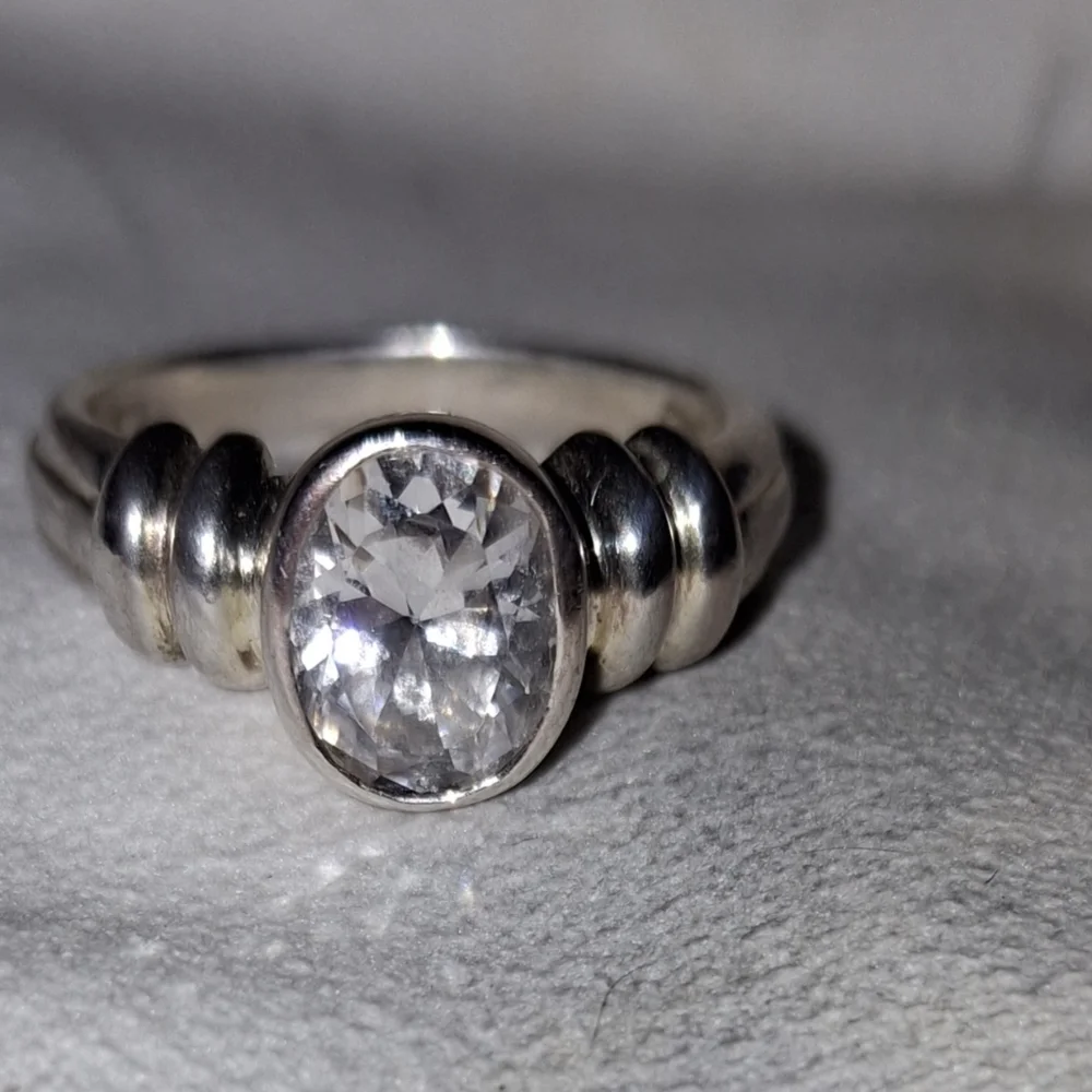 Vintage Sterling Silver 925 Signed Oval Clear Cz Ridge Detail Ring